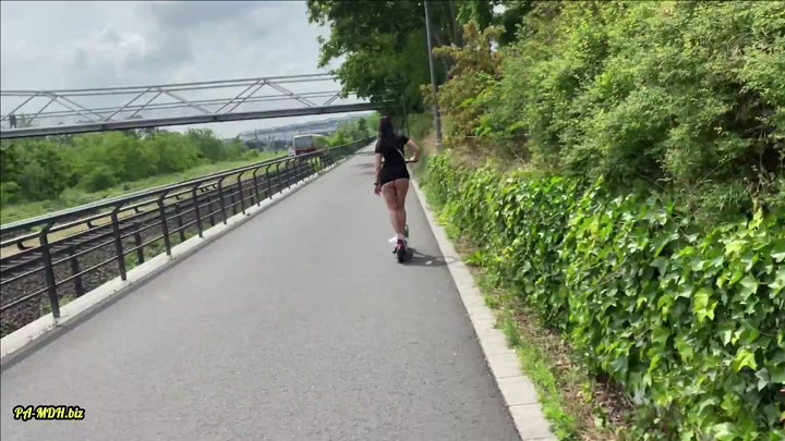 LeeTizia – Public Plug