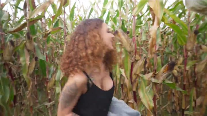 Mara-Martinez – Anal Creampie im Maisfeld