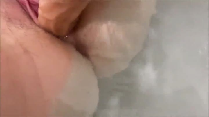 AlinaLou – Spass in der Badewanne