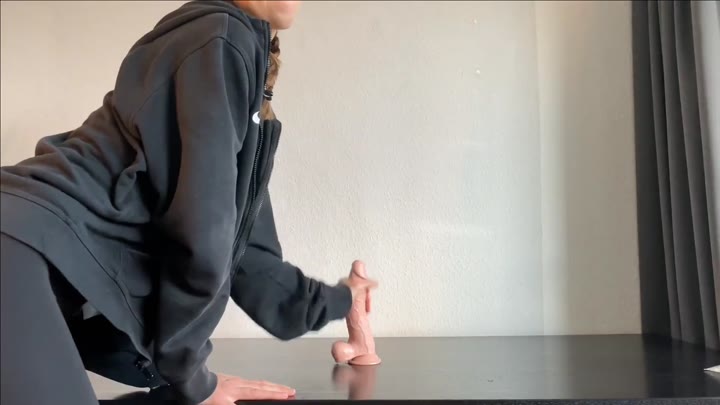 Hopee – Meine enge Tennie Fotze VS. Riesen Dildo