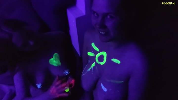 Maja-Meer – Nackt mit Neonfarben im Schwarzlicht mit Elenarebelle