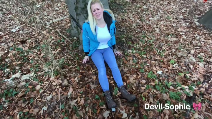 devil-sophie – Gefesselt im Wald zurück gelassen – Der Helfer hatte nur eins im Sinn – Pissen