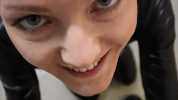 kinky-marc – Ich spritze Dich voll – Latex Modell verfuehrt