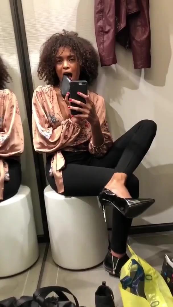 Luna-Corazon – Schuhmasturbation im Umkleideraum