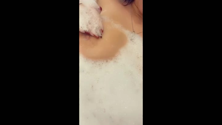 NinaDevil – Handy Video aus der Badewanne