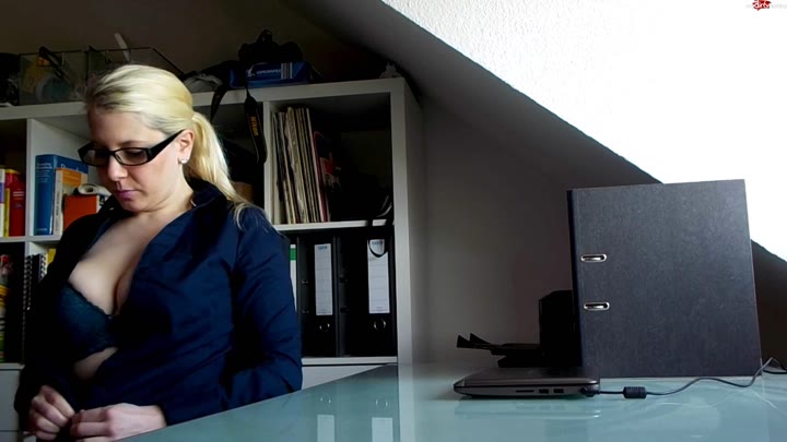 CaseyCum – Heftig – Chef fickt mich bis der Schreibtisch nur so wackelt