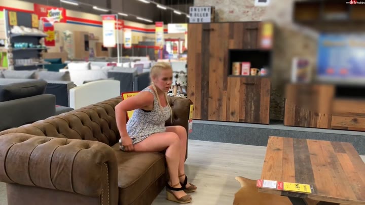 devil-sophie – Public Sofa kauf mit Sophie – Ob es den harten Pissstrahl von mir aushaelt
