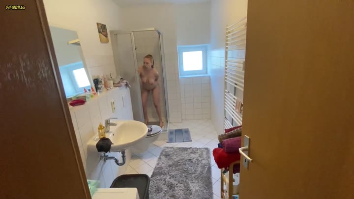 Leni_Lizz – So dreist – Nachbar bespannt mich – Mit Dildo in der Dusche