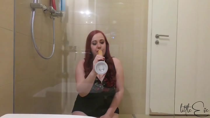 little_Eve – Tuerchen 20 – Blowjob in der Dusche im Hotelzimmer