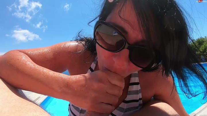 Alexandra-Wett – Fremdschwanz im Pool – Public abgeblasen