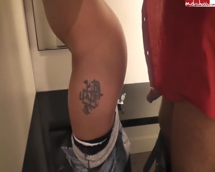 Bettyxxx – Im Kaufhaus – 3 Wochen kein spritzen – Jetzt wichst er ab