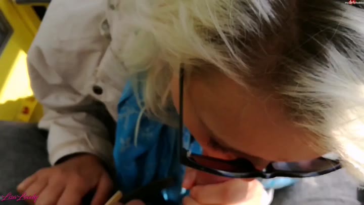 LisaLovely – Schneller Blowjob in der Seilbahn – Rießen Ladung Sperma im Mund