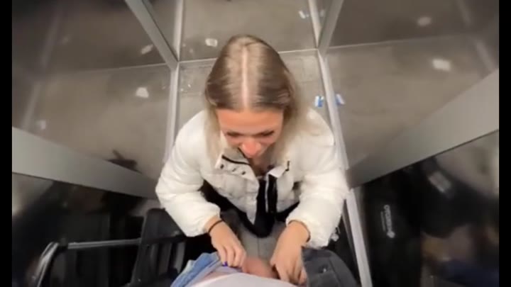 LisaSchubert – FAN-QUICKY – Im Fahrstuhl geblasen und fast erwischt