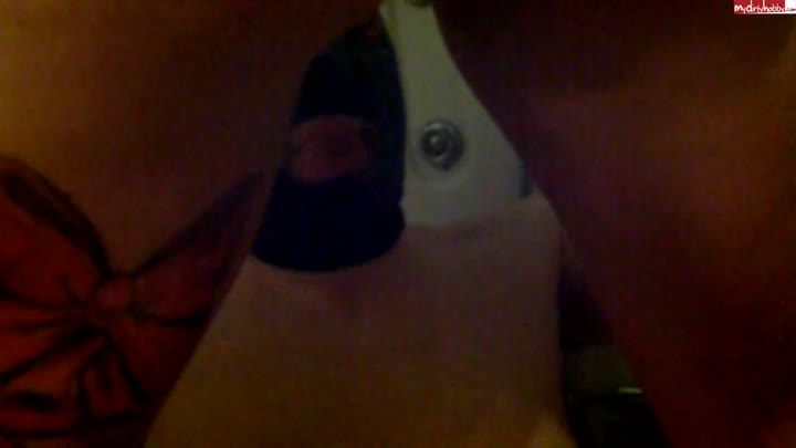 MuskelladyFlexi – Sklaven angepisst während er wichst