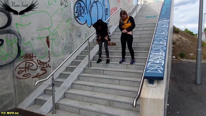 Marie-Saint – Public Piss Challenge Wer Pisst mehr