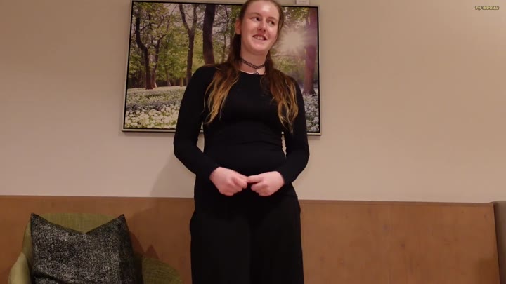 CosyChaos – OMG – Ich zeige mich in Dessous, hoffentlich sieht das meine Familie nicht