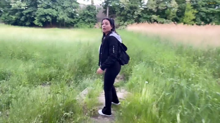 Lea_Katz – Krasseste Aktion meines Leben – Pipi mitten am Waldweg