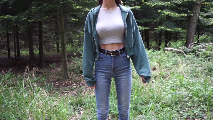 Luna_Lou – NS in meine neue Bluejeans – Beim Spazieren eingepisst