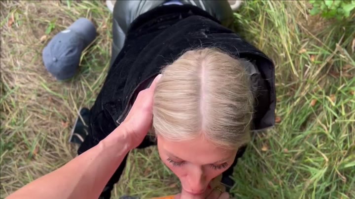 LiaSchubert – Suesse Outdoor-Saugerin bekommt die volle Breitseite