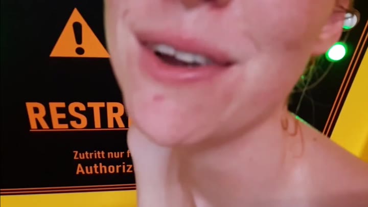 Lisa-Sack – MEGAKRANK – Mitten SCHWIMMBAD