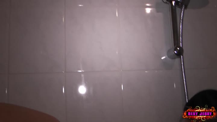 SexyJessy – Teenyfotzen pissen sich an