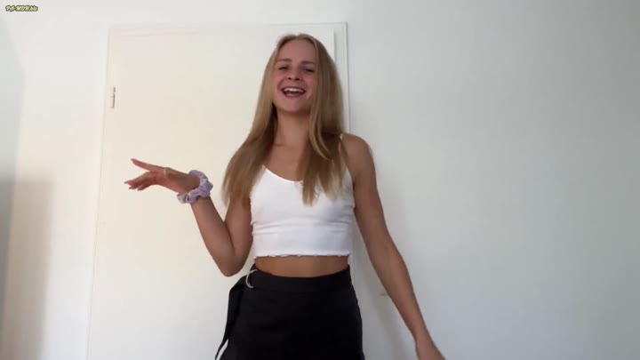 SweetGini – Bin ich dafuer Alt genug – Meine Brueste oeffentlich im Internet gezeigt