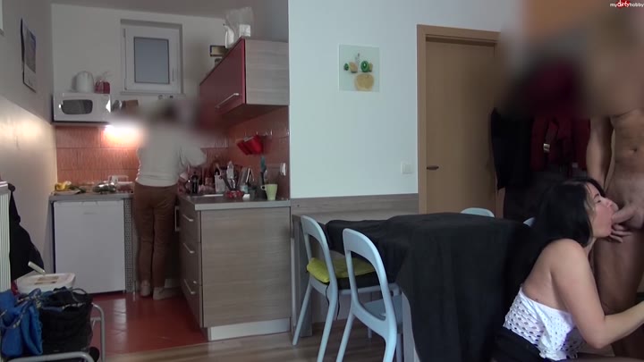 Alexandra-Wett – Riskant – Stiefdaddy fickt mich vor Stief-Mutti in der Kueche