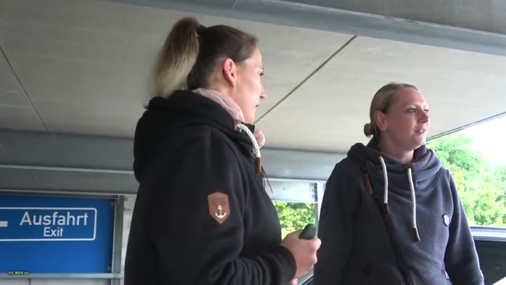 Julia-Winter – Public – Ein Schwanz fuer Mich und Lana