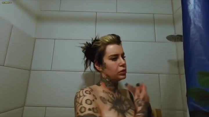 AvaHell – Geile Dusche