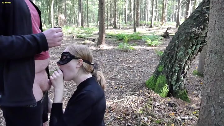 LittleSubbie – Wald Blowjob Finale mit Cumshot