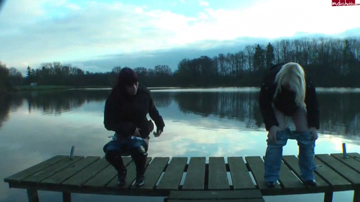 SexyCaroPrivat – Heftiger Doppel-NS-Piss am See