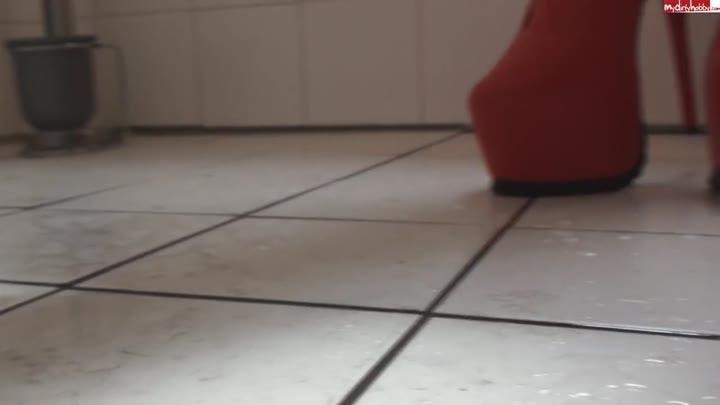 Valerie4you – Komm leck meine Toilette!