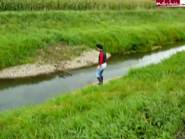 hotlive28 – Weting in jeans und dann in den Fluss (Gummireitstiefel)
