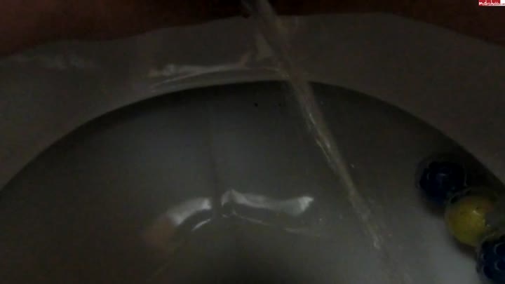 Laura21xxx – Pipispalte plaetschert – Pussysaft laeuf