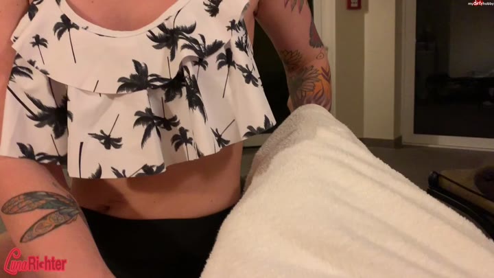 Luna-Richter – Wie versaut bin ich Geiles spontanes Public-Erlebnis im Ruhebereich des Hotels