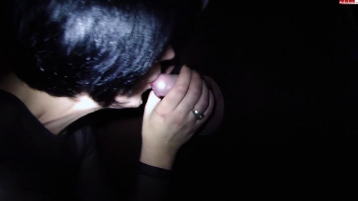 Masken-Lady – Gloryhole premiere – 3 Schwaenze entsaftet