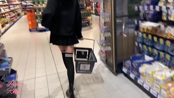 Rose-Luna – Ferngesteuert im SUPERMARKT – komplett NASS