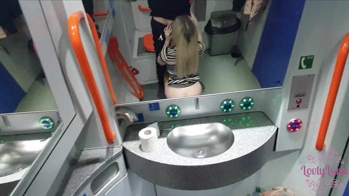 LovlyLuna – Mein erstes Mal im Zug