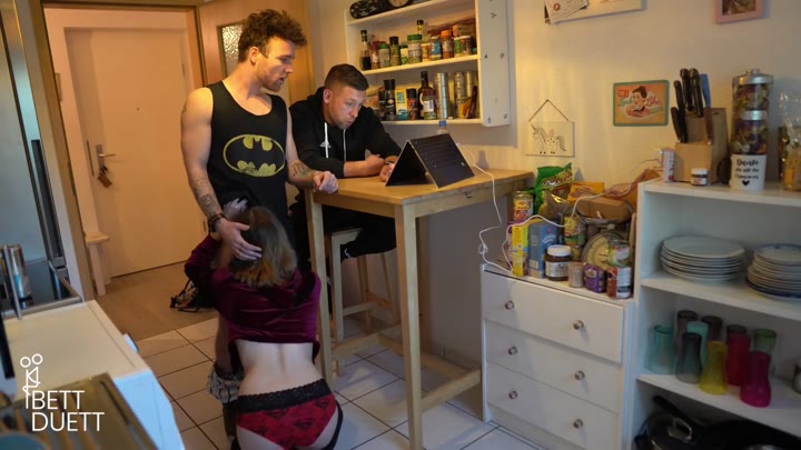 BettDuett – Last Minute Fick trotz Besuch wird gebumst