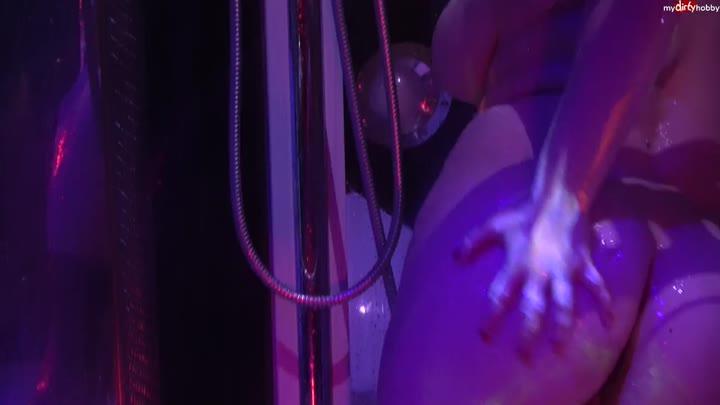 SophieShy – Die Schwarzlichtdusche – SophieShy duscht sich feucht