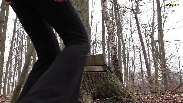 Luna_Lou – Megadruck beim Spazieren – Ich gieße die Bäume mit meinem NS