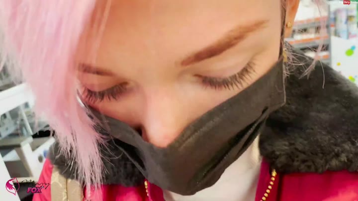 MarryFox – Public – Baumarkt Blowjob fast erwischt