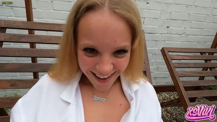 xsVivi – Heimlich im FKK-Club zum Orgasmus gekommen