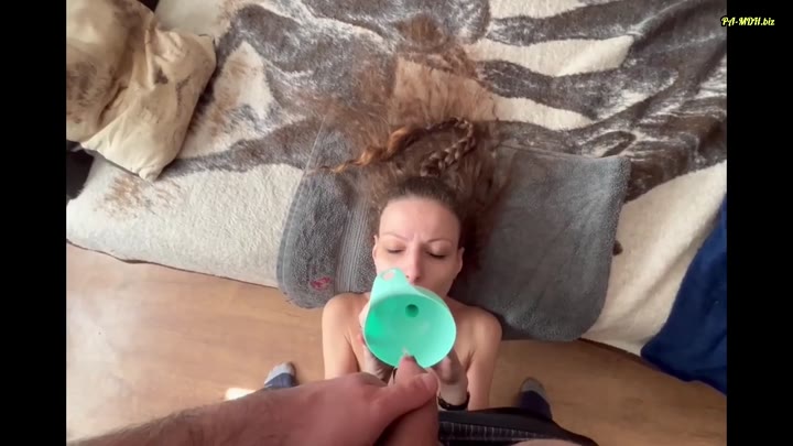 Zucker_Muschi – Userwunsch – Pisse eingetrichtert