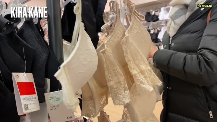 KiraKane – Dildofick in der Umkleide – Ich treibe es public