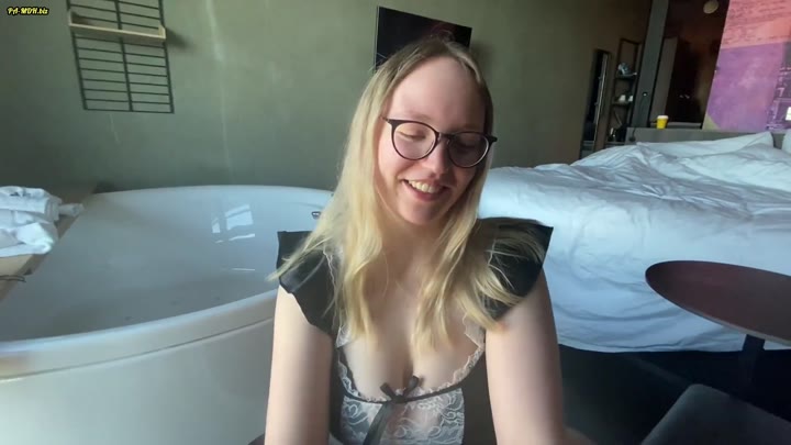 Leni_Lizz – Putzfrau mit besonderem Zimmerservice – Alles auf die Titten gespritzt