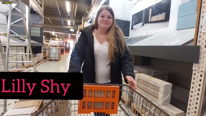 Lilly-Shy – Eskalation markt Nasse Pussy Aufregung Pur
