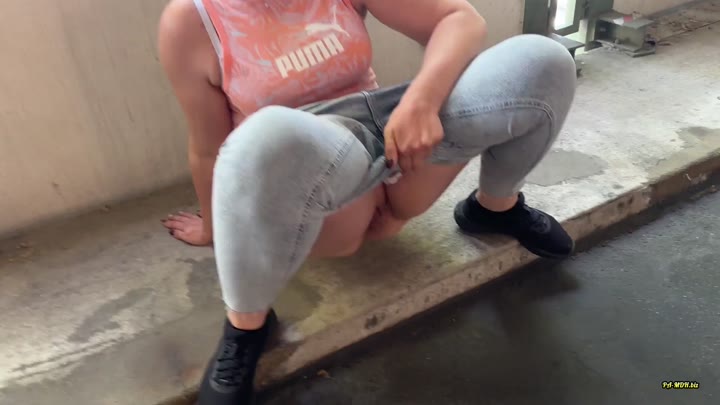 Julia-Winter – Parkhaus Piss – Ich liebe es überall zu Pissen