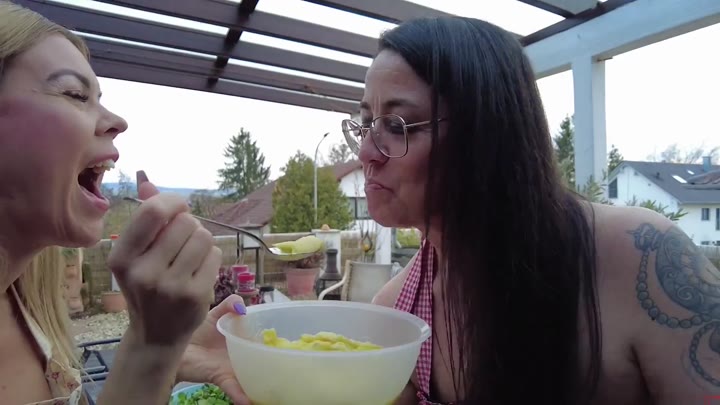 Just-Kira – Geiles Mädelstreffen mit BBQ