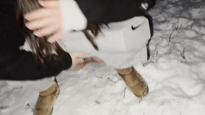 LeahSnuSnu – Einfach in den Schnee GEPISST und ihn gelb gefärbt